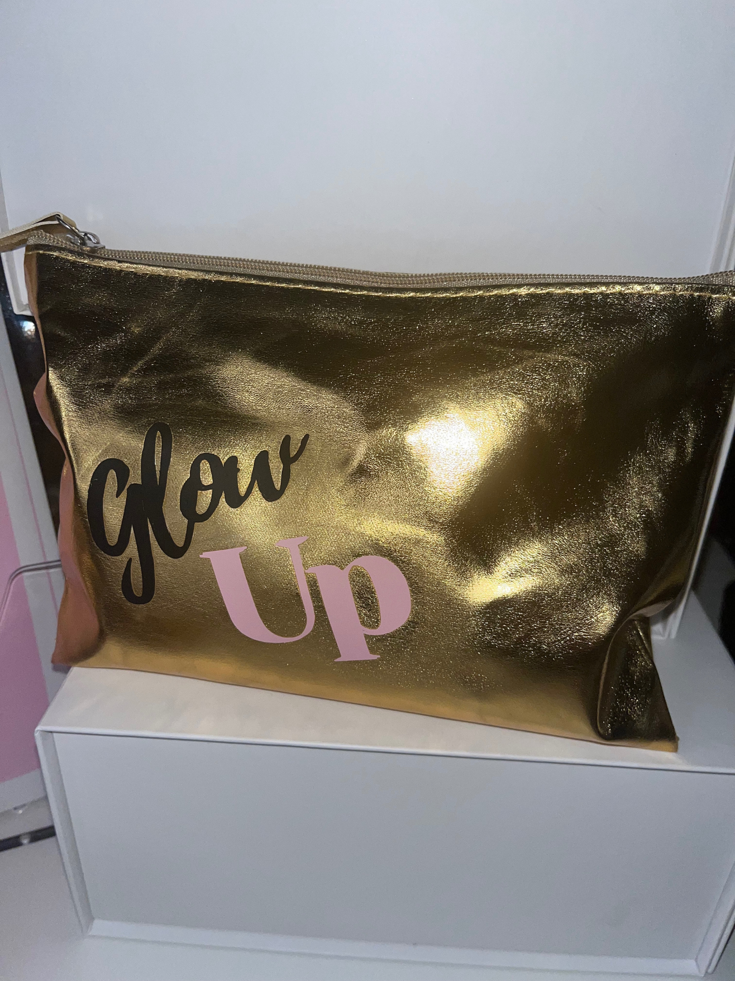 Pochette dorée customisée "Glow Up"