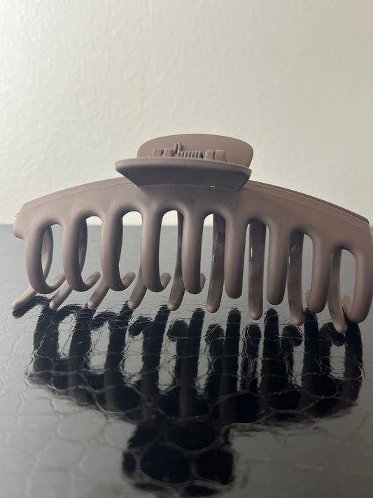 Pince à cheveux teinte marron