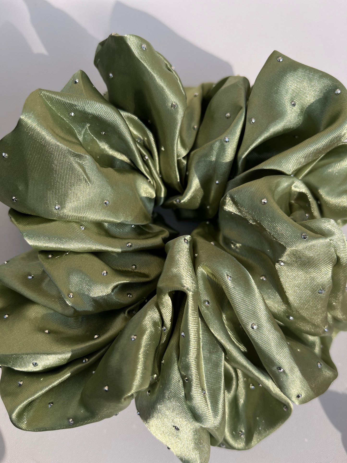 Grand Chouchou Satin vert sauge avec strass